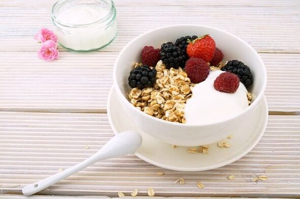 oatmeal ជាមួយ berries សម្រាប់របបអាហារខ្ជិល។